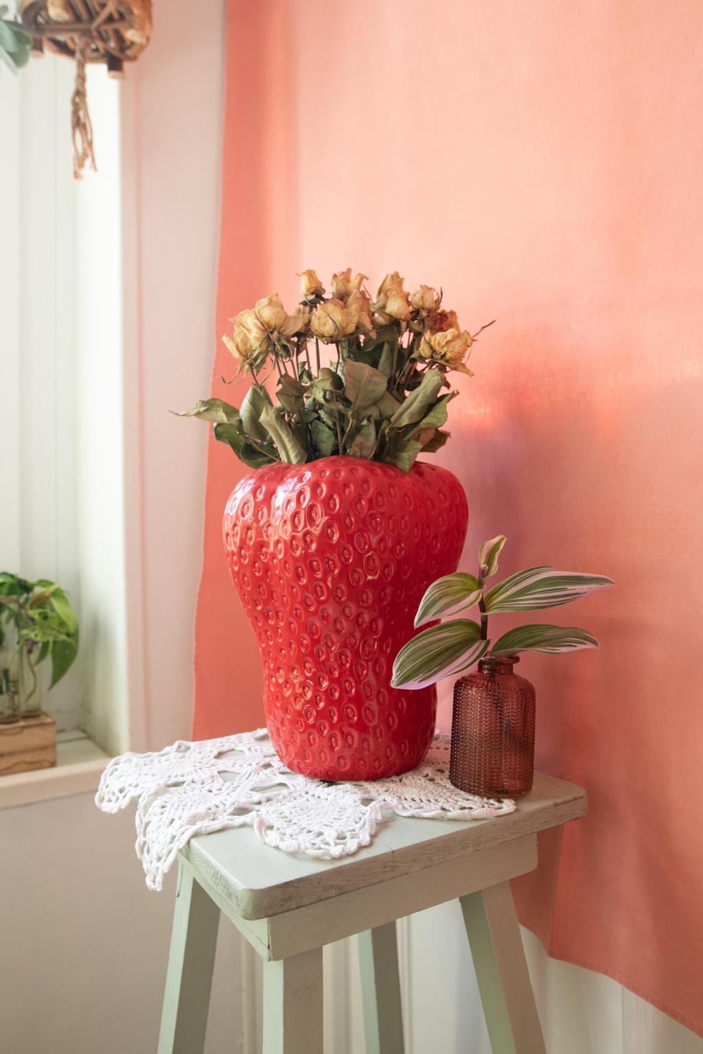 Étagère rose bubblegum remplie d’accessoires déco colorés : figurine Pikachu, bougeoir en verre, mini vase et plantes dans des pots pétillants. Idéal pour créer un intérieur dopamine plein de vie et de bonne humeur, où chaque objet apporte fun et personnalité.