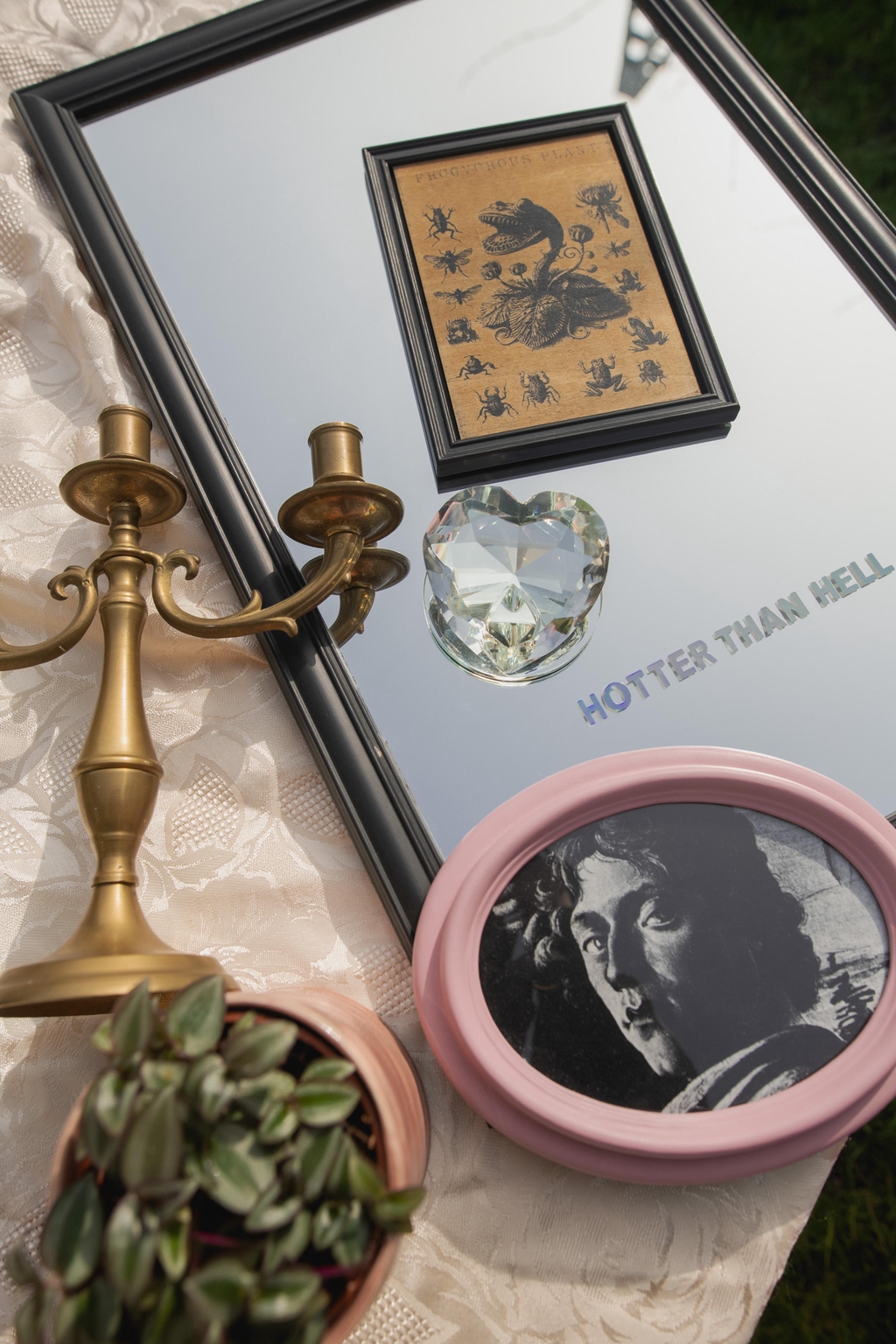 Étagère rose bubblegum remplie d’accessoires déco colorés : figurine Pikachu, bougeoir en verre, mini vase et plantes dans des pots pétillants. Idéal pour créer un intérieur dopamine plein de vie et de bonne humeur, où chaque objet apporte fun et personnalité.