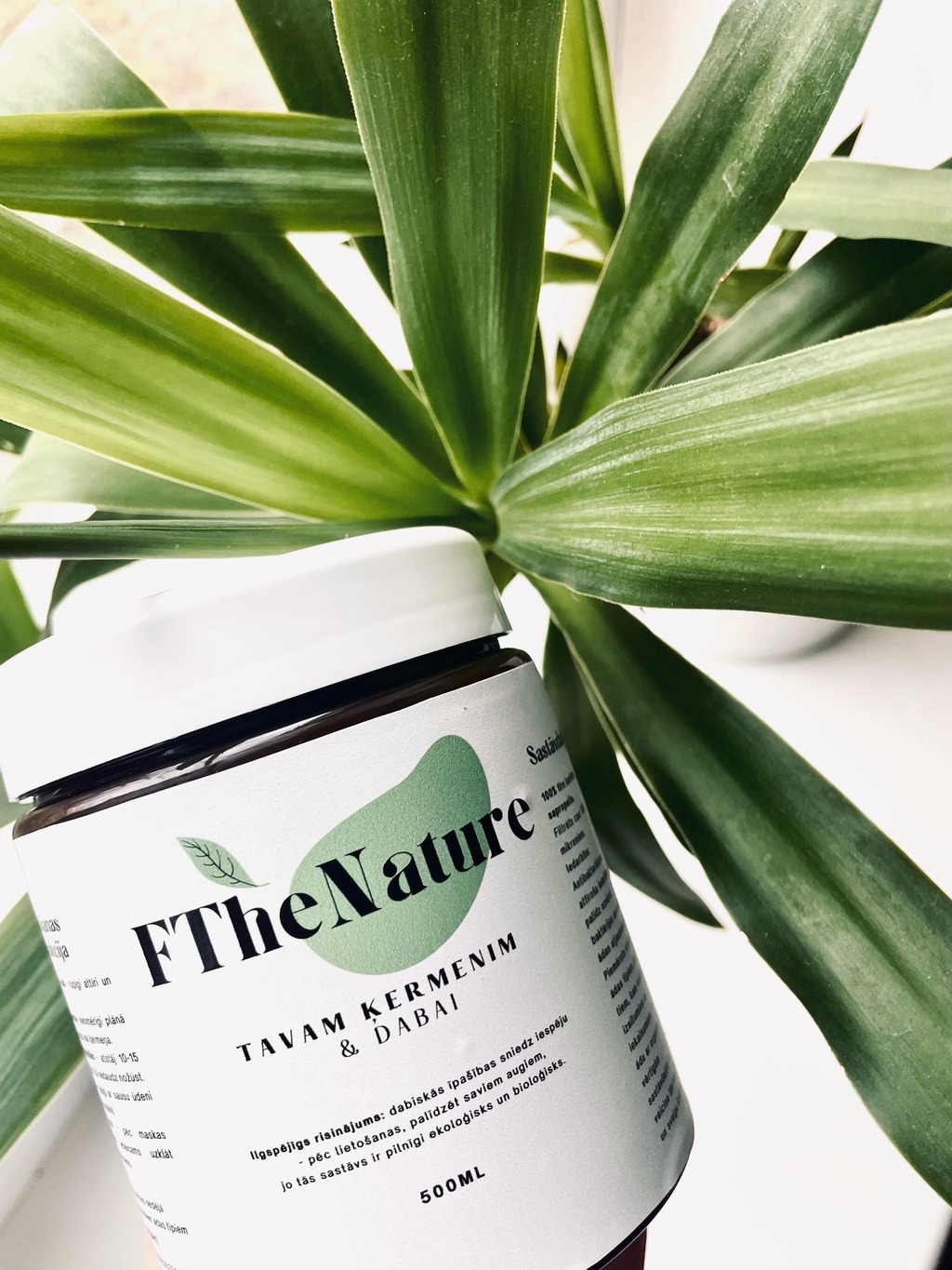 F The Nature - Ķermeņa maska dabas un skaistuma harmonijai

F The Nature ir inovatīva ķermeņa maska, kas apvieno dabas bagātīgos resursus ar zinātniski pamatotu pieeju, lai dziļi attīrītu, mitrinātu un barotu ādu. Izstrādāta ar apņemšanos rūpēties par jūsu ķermeni un vidi, šī maska piedāvā ilgtspējīgu skaistumkopšanas risinājumu, kas ļauj pārpalikumiem dot otro dzīvi, barojot augus un veicinot dabas atjaunošanu.

Kāpēc izvēlēties F The Nature ķermeņa masku?





Augstvērtīgas dabīgas sastāvdaļas: Mūsu galvenā sastāvdaļa ir sapropelis, organisks dabas resurss, kas gadsimtiem izmantots tā unikālo īpašību dēļ. Rūpīgi atlasīts un pētīts, lai nodrošinātu kvalitāti, kas atbilst augstākajiem nozares standartiem, sapropelis sniedz ādai dziļu attīrīšanu un barošanu.



Visaptveroša ķermeņa kopšana: Maska attīra poras, mitrina sausas ādas zonas un nomierina kairinājumu, padarot to ideāli piemērotu visam ķermenim – no raupjas ādas uz elkoņiem līdz jutīgām zonām. Tā palīdz atjaunot ādas mirdzumu un gludumu.



Ilgtspējīga pieeja: F The Nature ir vairāk nekā skaistumkopšanas produkts – tā ir apņemšanās dzīvot saskaņā ar dabu. Maska ir veidota tā, lai tās pārpalikumi būtu izmantojami augu barošanai, tādējādi samazinot atkritumus un veicinot aprites ekonomiku.



Zinātniski pamatota kvalitāte: Sastāvdaļas ir izpētītas gan skaistumkopšanas, gan bioloģiskās lauksaimniecības jomā, nodrošinot uzticamu iedarbību un drošību visiem ādas tipiem.



Videi draudzīgs dzīvesveids: Izvēloties F The Nature, jūs pievienojaties kustībai, kas ciena dabu un atbalsta ilgtspējīgus risinājumus, saglabājot planētas resursus nākamajām paaudzēm.

Kā lietot?

Uzklājiet masku uz tīras, mitras ādas, vienmērīgi izlīdzinot plānā kārtā. Ļaujiet tai iedarboties 10–15 minūtes, pēc tam noskalojiet ar siltu ūdeni. Pārpalikumus varat pievienot kompostam vai izmantot kā barības vielu istabas augiem, tādējādi turpinot dabas ciklu.

Pievienojieties ilgtspējīgas skaistumkopšanas kustībai!

Ar F The Nature jūs ne tikai rūpējaties par savu ķermeni, bet arī dodat ieguldījumu zaļākā nākotnē. Izmēģiniet dabisku skaistumkopšanu, kas ir tikpat laba videi, cik tā ir jūsu ādai.