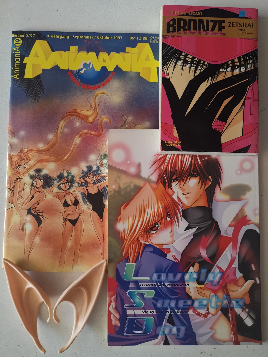 Animes sind meine Leidenschaft. Schon sehr jung in den 90er Jahren entwickelte sich das Interesse und mit dem Aufkommen des Internets war es um mich geschehen. Ich sammelte fortan nicht nur Mangas und AnimaniA sondern durchforstete das Netz nach Bildern.
Als dann endlich expiziete Websites wie yaoi.de oder animexx auftauschten, hatte ich mein Genre gefunden. Ich schrieb Fanfictions, rpgte und zeichnete Fanarts.
Man knüpfte Freundschaften und teilte sich über Pairrings aus. (Ich war eindeutig ein SetoxJoey-Fan)
Dann entdeckte ich noch mein erstes rpg-Game, Raganrök online, und erschuff dort meine Aoni als Priest.
Auch wenn ich nichts mehr so intensiev dem nach hänge, begeistern mich Mangas und Anime noch immer sehr, weshalb ich auch wieder was davon in meine Arbeit einfließen lassen will.
Süße Haarspangen, Elfenohren, an beliebte Anime-Serien angelehnte Stile und Farbcombinationen.