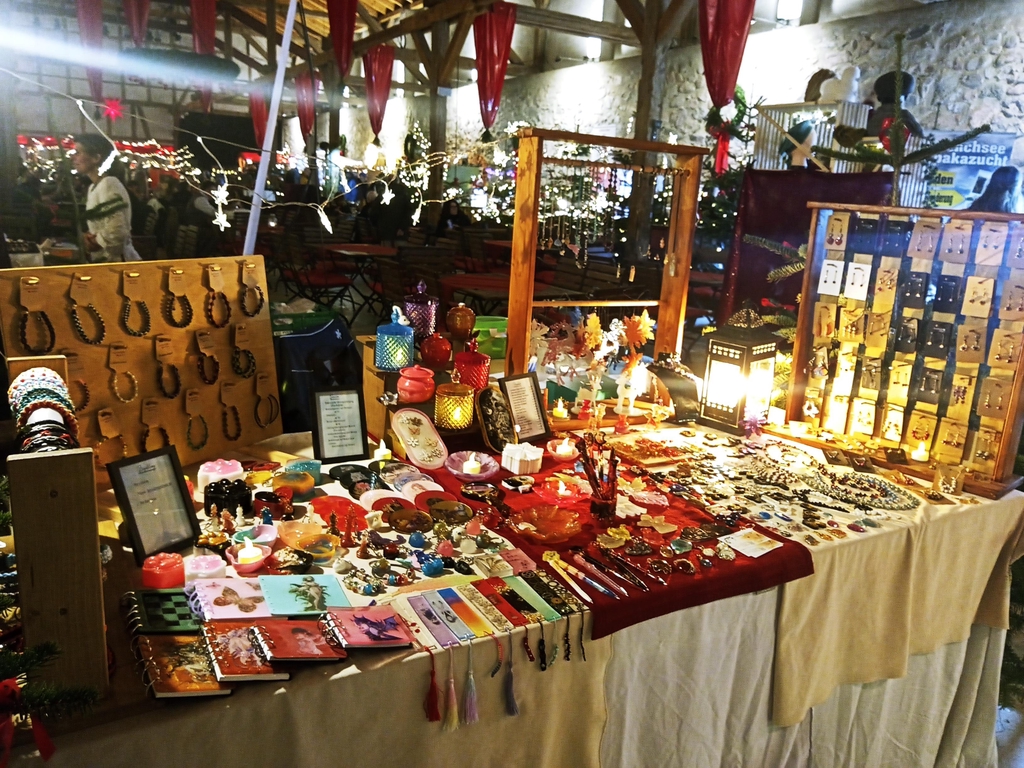 Elegant verspielte Silberohrringe, Resin-Notizbücher mit Anime-Motiven, Steampunk-Schlüsselanhänger & mehr. Entdecke handgemachte Unikate im Shop. Jetzt stöbern