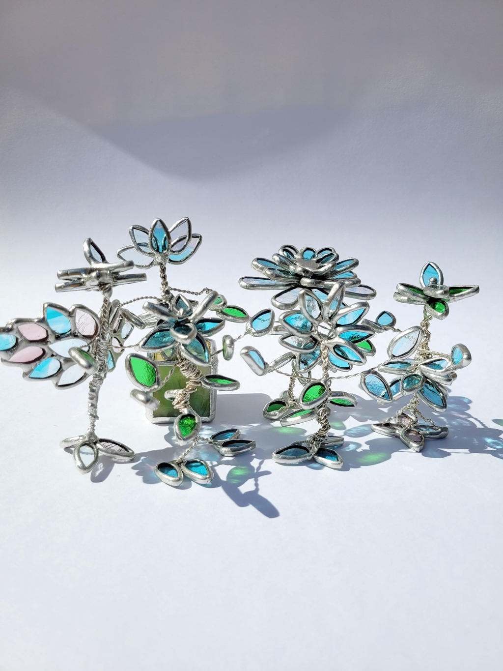 Photo de groupe des florales, petites figurines en vitrail bleu et rose
