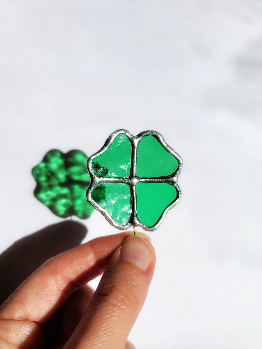 Trèfle à quatre feuilles vert en vitrail