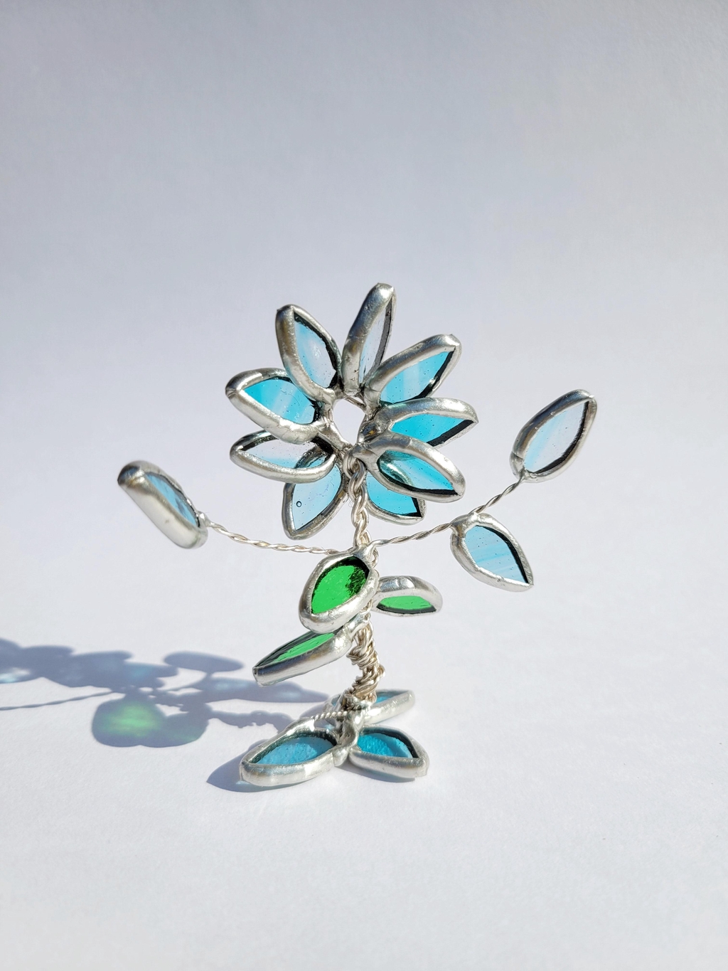 Figurine florale bleu et verte
