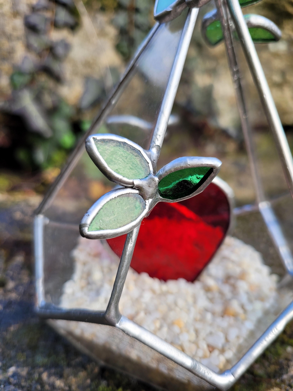 Petites feuilles en vitrail avec cœur rouge en vitrail