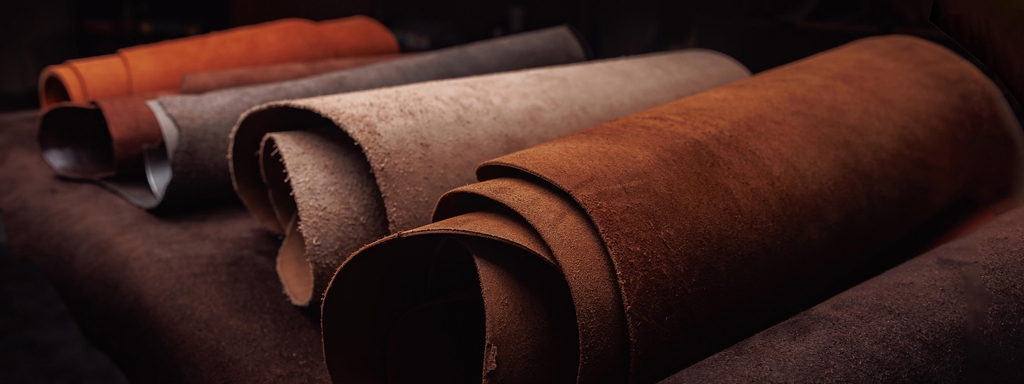 Entdecke handgefertigte Produkte aus naturgegerbtem Leder. Hier findest du dein Lieblingsstück! Unsere Produkte vereinen höchste Handwerkskunst und individuellen Stil.