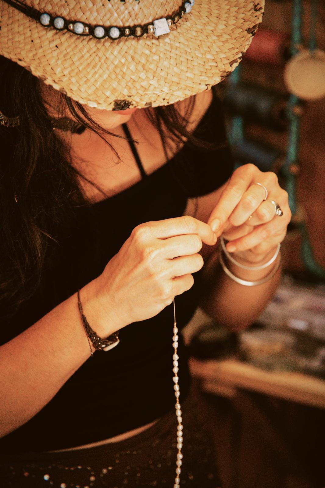 création artisanale d'un bijou dans l'atelier Ame Vagabonde