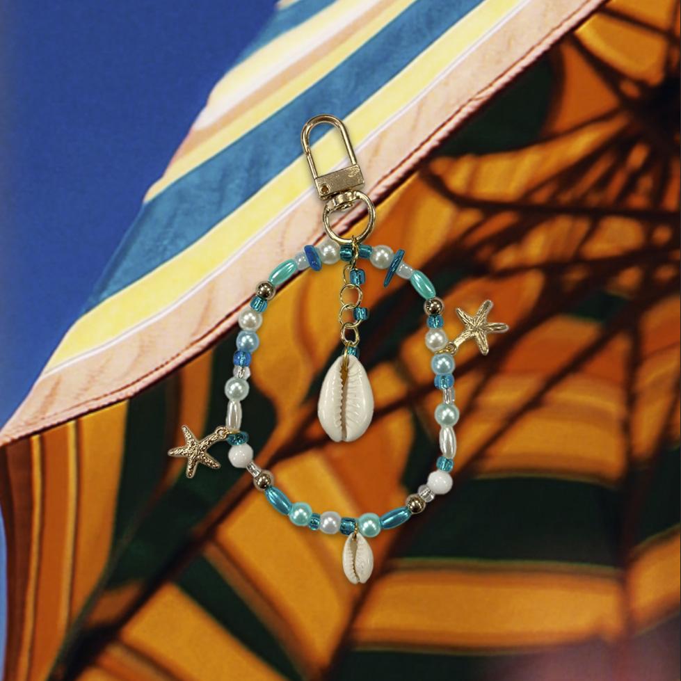 ✷ ACCESSOIRES « SUMMER VICE » ✷
Grigris d’été, talismans brillants & porte-bonheurs custom : accroche-les à ton sac, ton téléphone ou tes clés pour une touche kitsch et solaire ☀️
Perles, coquillages, strass, étoiles et petits charms rétro inspirés des années 80 — entre plage et virée en décapotable.
🌴 Accessoires faits main, vernis sous lampe UV pour briller longtemps.
🧿 Chaque pièce est unique, conçue comme un gri-gri stylé et porte-chance.
💘 Imaginé & fabriqué à Lille.
→ Découvre toute la collection sur rotkarot.com