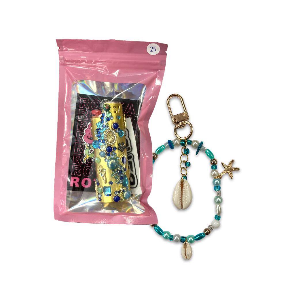 Porte-clés, gri-gri téléphone, porte-briquets strassés... Des petits trésors faits main à accrocher partout. Chaque accessoire est unique et prêt à briller dans ton quotidien