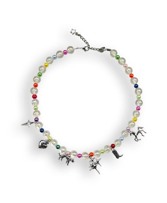 🔗 COLLIERS
Des colliers faits main aux vibes kitsch, rétro et pop. Breloques cœur, cowboy, étoiles ou perles brillantes — chaque collier est une pièce unique montée à Lille. À porter en layering ou en statement piece !