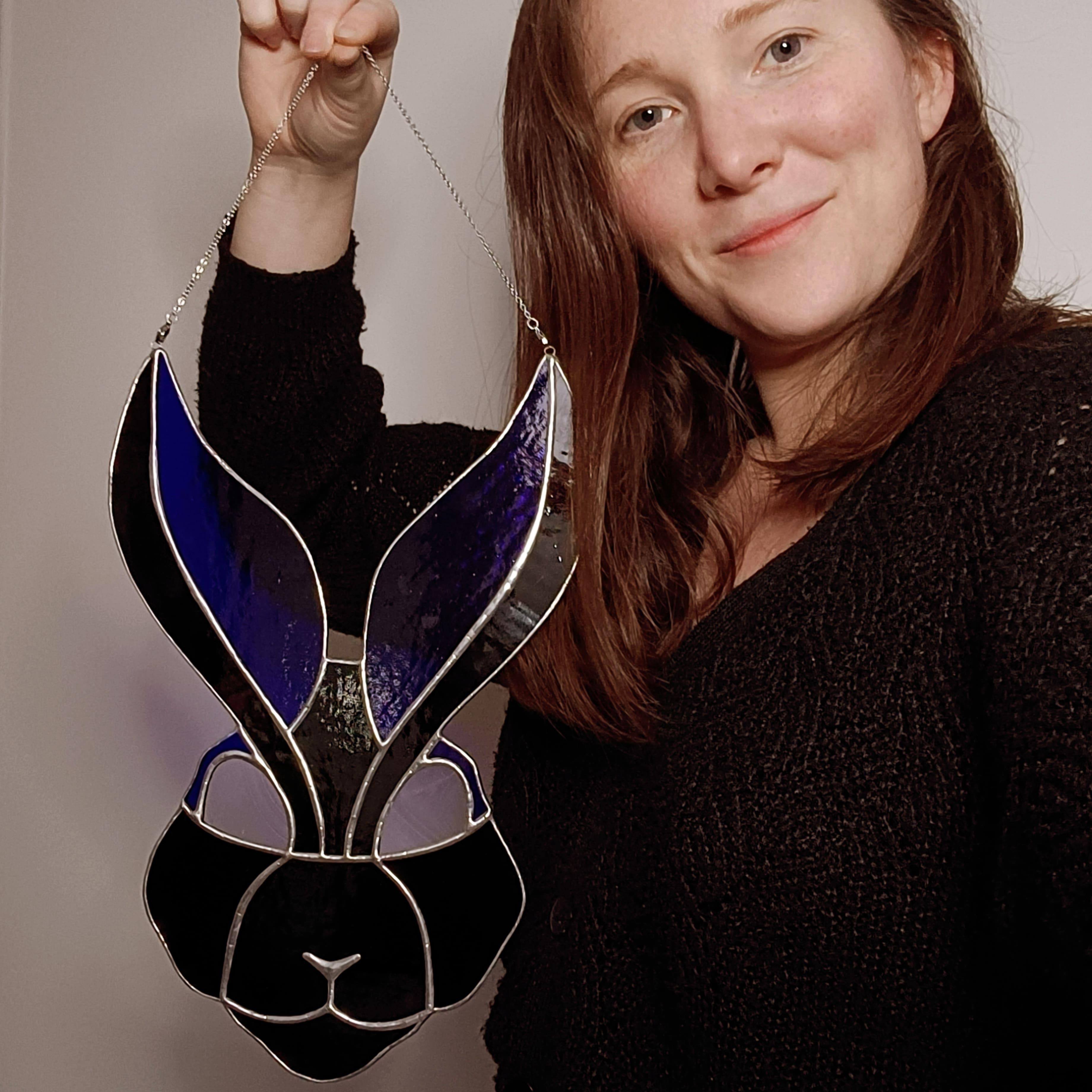 Aurélie, créatrice vitrailliste, présente ses création en vitrail lors d'un événement.