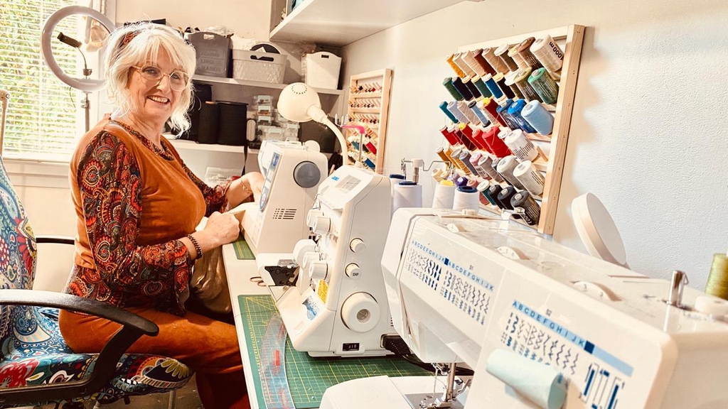 Création Chris Couture 
 Je  reprise, ourlets.
je crée vos vêtements 
je transforme vos vêtements ameublement  etc... 