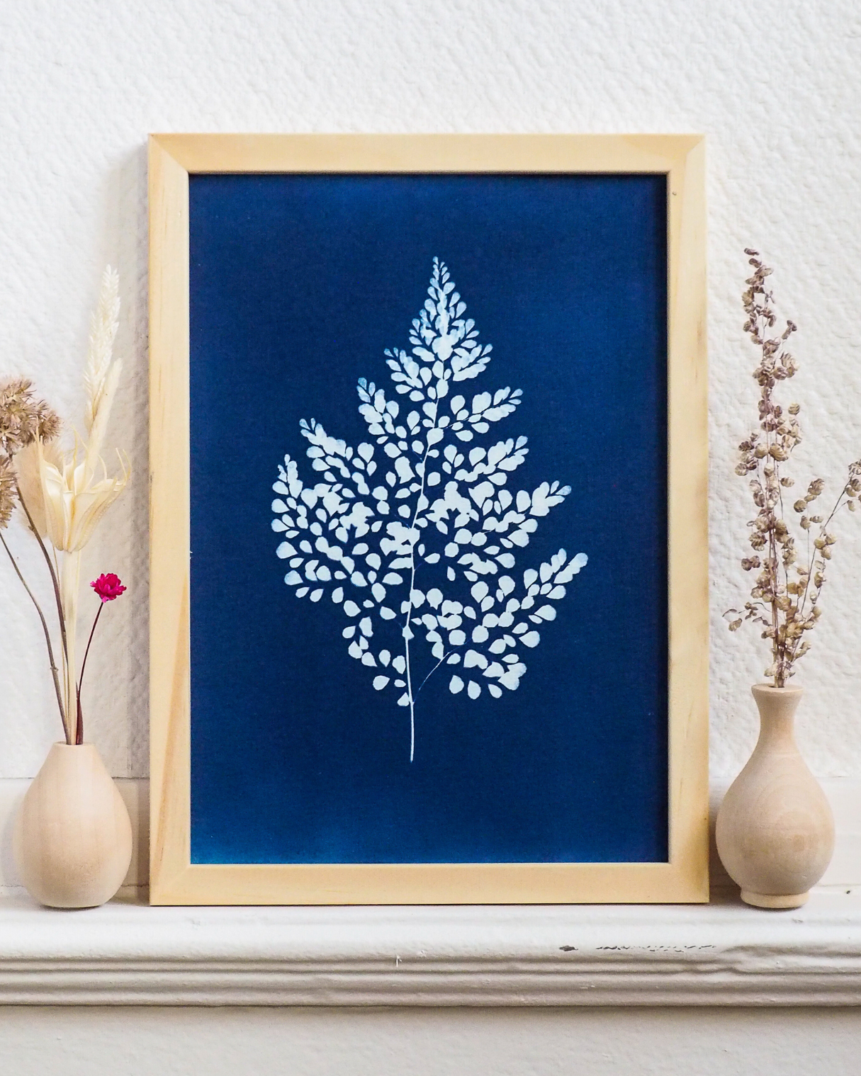 Tirage obtenu par la méthode du cyanotype, représentant l'empreinte végétale d'une branche de capillaire de Montpellier.
Ce tirage est parfait pour une décoration boho chic et champêtre de votre intérieur. Il vous permettra de vous créer un intérieur apaisé sur le thème de la nature. Idéal pour offrir à une personne passionnée d'art botanique, d'herbier, de plantes, et de nature en général.