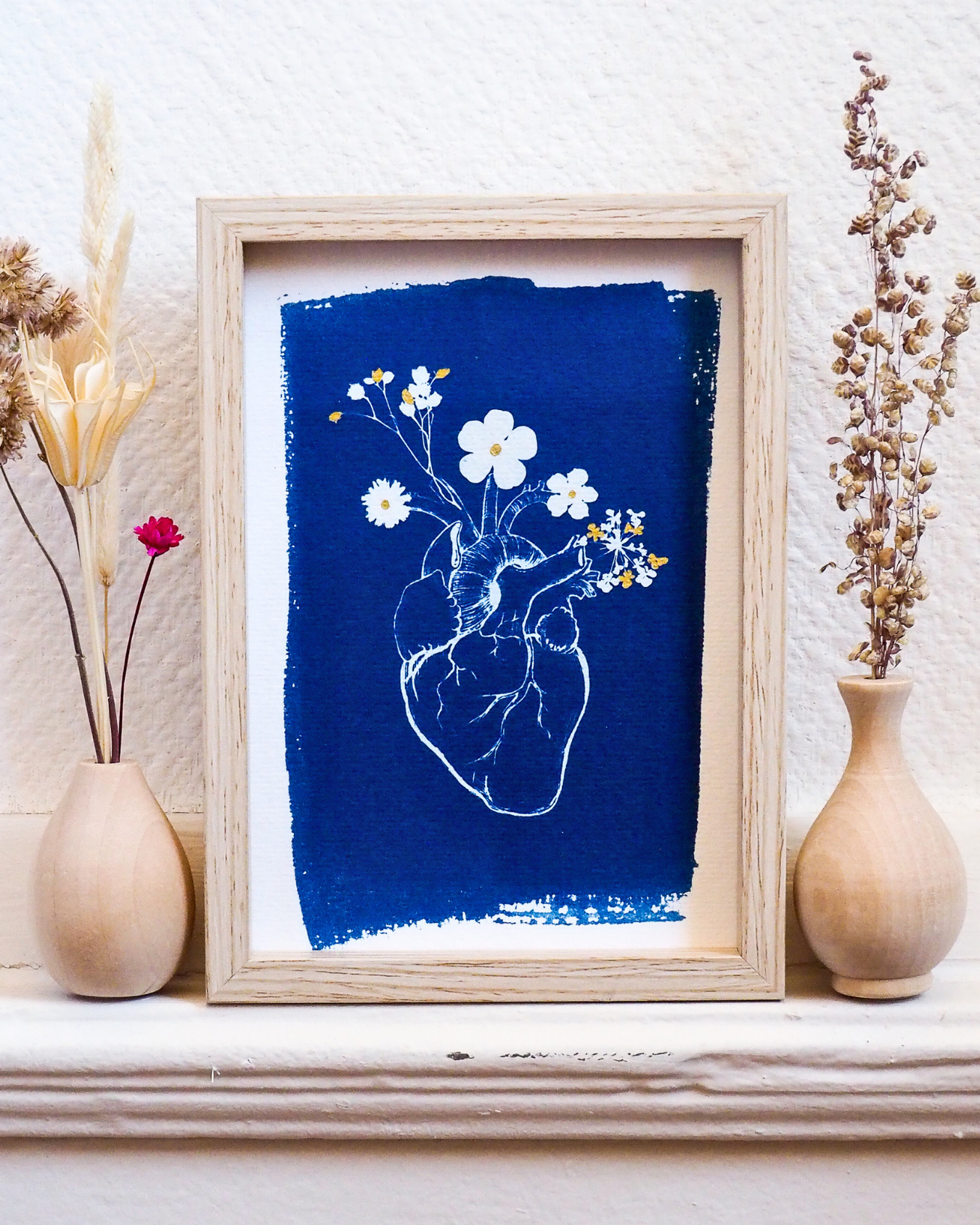Tirage obtenu par la méthode du cyanotype, représentant l'empreinte végétale d'un cœur humain duquel poussent des fleurs forées.
Ce tirage est parfait pour une décoration boho chic et champêtre de votre intérieur. Il vous permettra de vous créer un intérieur apaisé sur le thème de la nature. Idéal pour offrir à une personne passionnée d'art botanique, d'herbier, de plantes, et de nature en général.