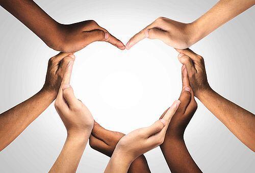 Liebe ist geduldig und freundlich. Sie ist nicht verbissen, sie prahlt nicht und schaut nicht auf andere herab. Liebe verletzt nicht den Anstand und sucht nicht den eigenen Vorteil, sie lässt sich nicht reizen und ist nicht nachtragend.
Sie freut sich nicht am Unrecht, sondern freut sich, wenn die Wahrheit siegt. Liebe nimmt alles auf sich, sie verliert nie den Glauben oder die Hoffnung und hält durch bis zum ENDE.