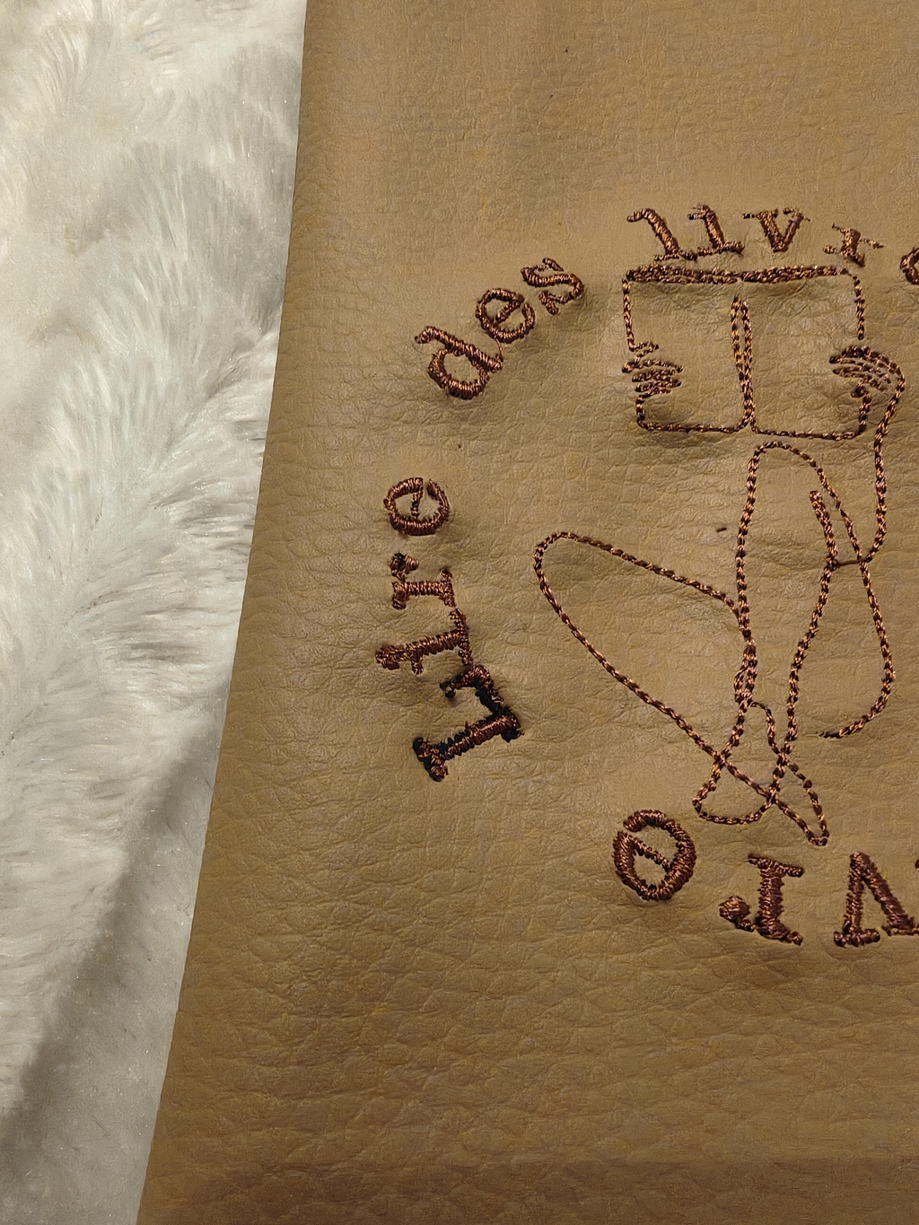 Pochettes à livres brodées : découvrez nos "Imparfaits". Des créations artisanales avec de légers défauts à prix doux. Alliez style et économies !