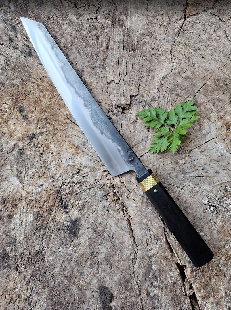 Couteau à longue lame fine, idéal pour trancher viandes, poissons et grandes pièces avec précision. Sa géométrie permet des coupes longues, nettes et sans déchirer les aliments.