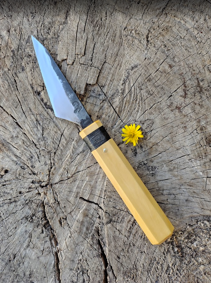 Petit couteau maniable et polyvalent idéal pour éplucher, parer et découper fruits et légumes avec précision