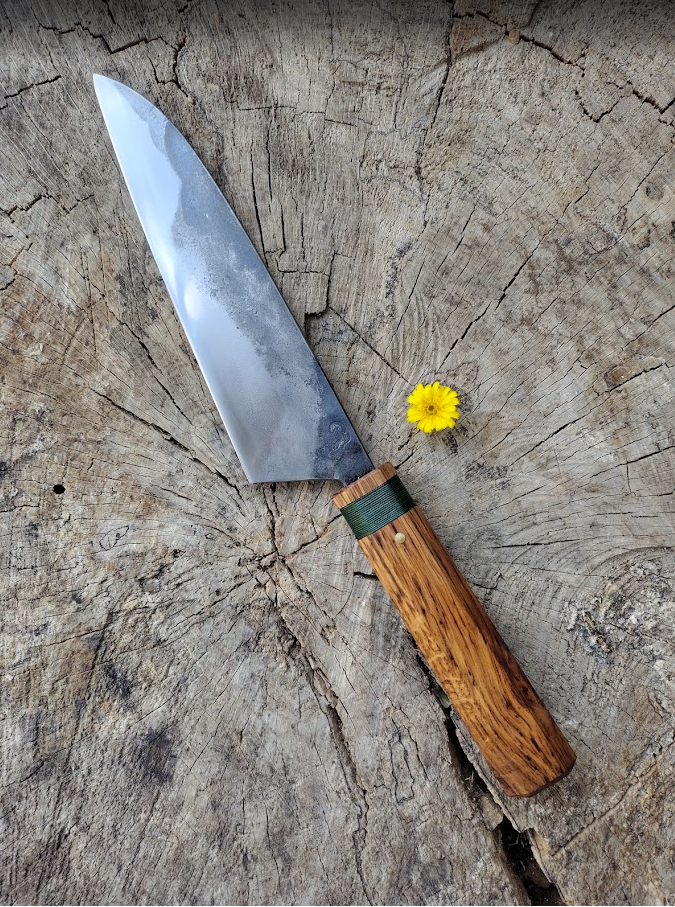 Couteau polyvalent, idéal pour émincer, trancher et hacher viandes, poissons et légumes avec rapidité et précision.