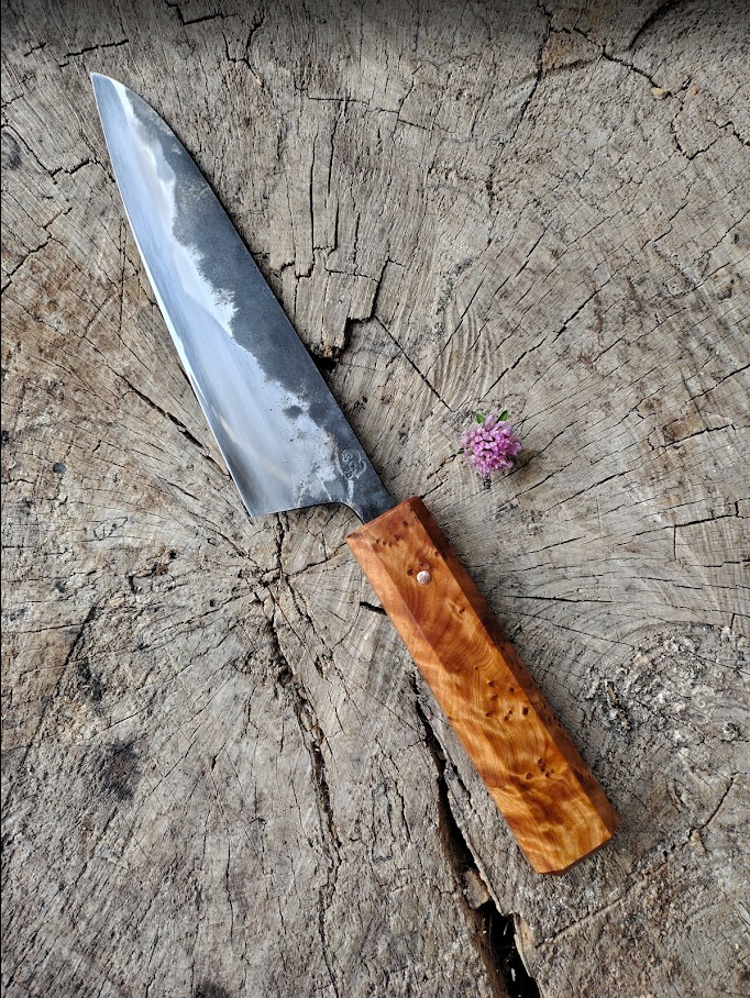 Couteau polyvalent, idéal pour émincer, trancher et hacher viandes, poissons et légumes avec rapidité et précision.