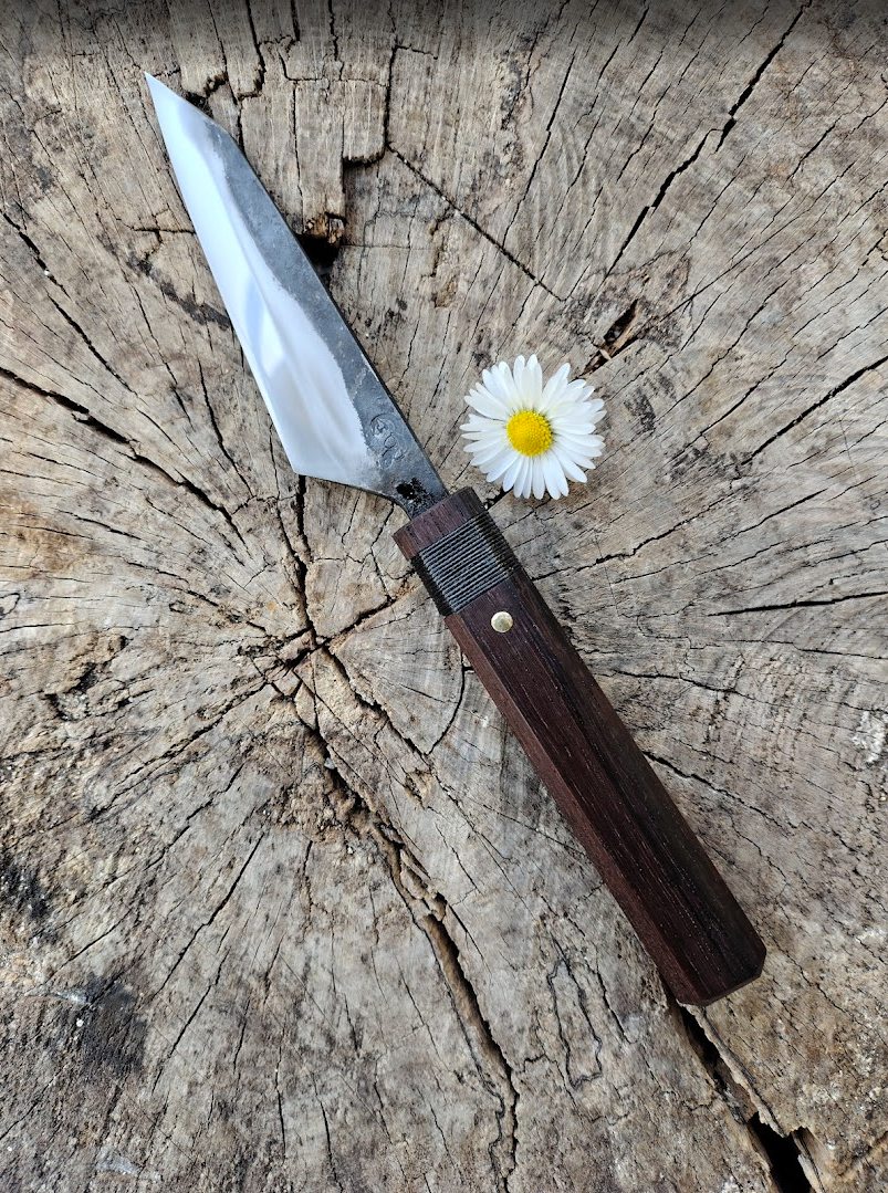 Petit couteau maniable et polyvalent idéal pour éplucher, parer et découper fruits et légumes avec précision