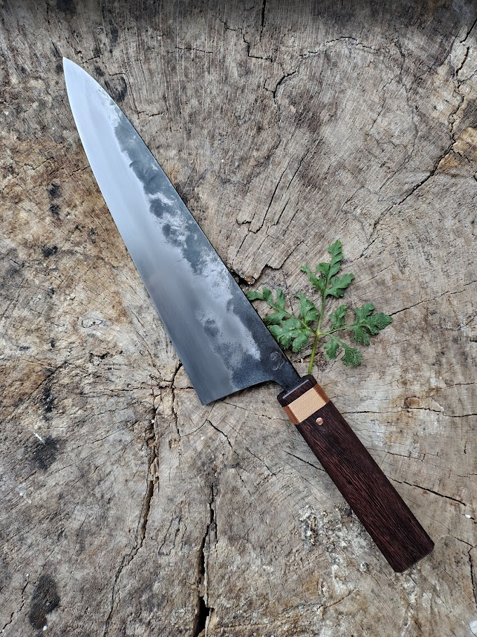 Couteau de chef polyvalent, idéal pour émincer, ciseler et découper viandes, poissons et légumes avec précision.