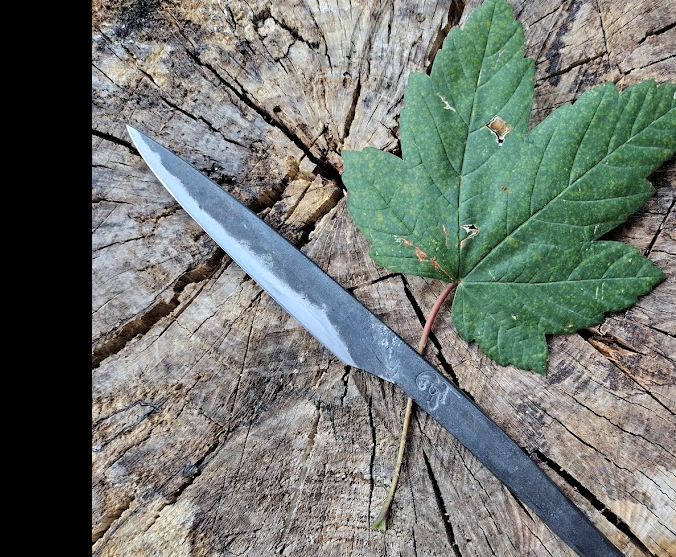 Petit couteau simple, brut de forge intégral. Idéal en couteau d'office ou à petit couteau de table
