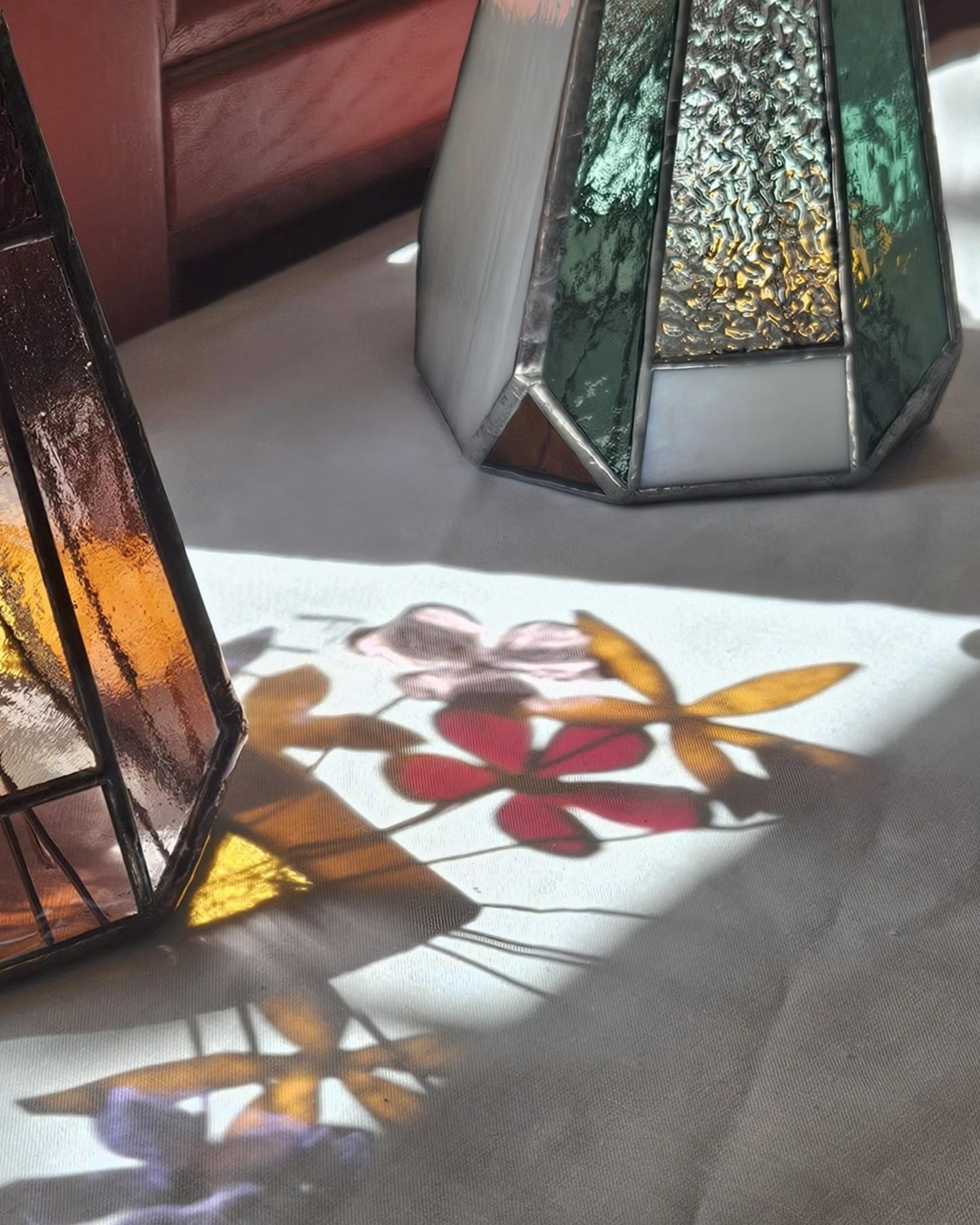 La collection Primavera réunit des créations en vitrail inspirées du monde végétal et floral : fleurs délicates, orchidées lumineuses, papillons et formes organiques évoquant le renouveau du printemps. Réalisées entièrement à la main selon la technique Tiffany dans mon atelier en Corrèze, ces pièces artisanales célèbrent la nature en éveil, la légèreté et la transformation. Chaque vitrail capte la lumière naturelle et la diffuse avec douceur, révélant des reflets subtils et irisés qui évoluent au fil de la journée. Pensées comme des objets décoratifs poétiques, les créations de la collection Primavera trouvent leur place près d’une fenêtre, sur un mur ou dans un espace intime, où elles dialoguent avec la lumière du jour. Les couleurs, nuances et transparences varient selon l’exposition et l’environnement, rendant chaque pièce unique. La collection Primavera s’adresse à celles et ceux qui recherchent une décoration artisanale florale et lumineuse, mêlant vitrail contemporain, inspiration botanique et poésie printanière, pour apporter fraîcheur, douceur et vitalité à leur intérieur