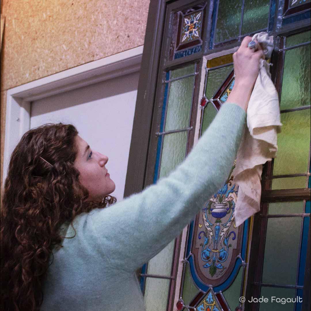 Dans mon atelier, je crée des vitraux 100% faits main, alliant techniques traditionnelles et créativité moderne.
Chaque pièce raconte une histoire et apporte lumière et couleur à votre intérieur.