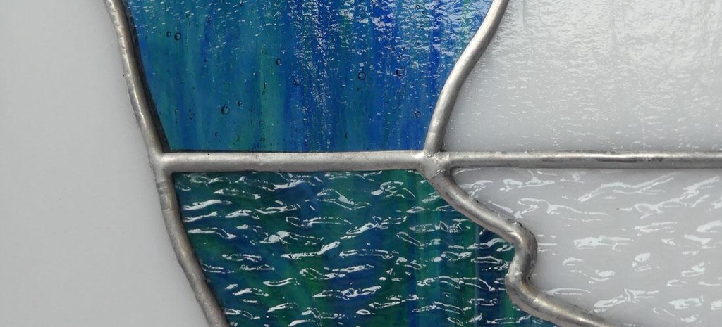 Chaque moi, une création est mise en avant. En janvier, c'est le vitrail Aurores boréales sur la banquise.