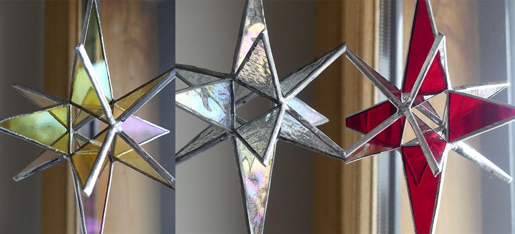Des étoiles artisanales en vitrail, faites main, qui captent la lumière et créent une ambiance douce et poétique dans votre intérieur.