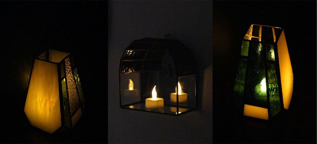 Vases, photophores et architectures en vitrail faits main, conçus pour diffuser une lumière douce et créer une ambiance tamisée, de jour comme de nuit.