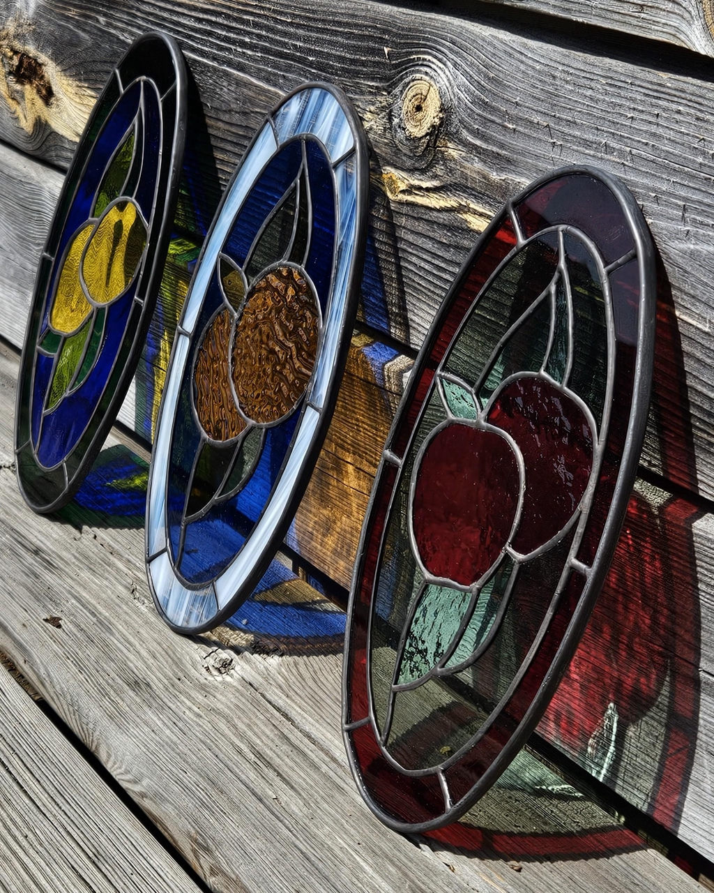 La collection Tutti Frutti rassemble des vitraux décoratifs inspirés par les fruits et leurs couleurs éclatantes : oranges gorgées de soleil, citrons acidulés et pommes rouges lumineuses. Réalisées entièrement à la main selon la technique Tiffany dans mon atelier en Corrèze, ces créations artisanales célèbrent la vitalité, la fraîcheur et la joie à travers le verre. Chaque vitrail capte la lumière naturelle et la transforme en une palette lumineuse, vibrante et chaleureuse, faisant pétiller l’espace au fil de la journée. Pensés comme des objets décoratifs joyeux et solaires, ces vitraux trouvent leur place près d’une fenêtre, où ils dialoguent avec la lumière du jour et font vibrer les couleurs selon l’exposition. Les nuances, reflets et transparences varient naturellement, rendant chaque pièce unique. La collection Tutti Frutti s’adresse à celles et ceux qui recherchent une décoration artisanale colorée, ludique et lumineuse, mêlant vitrail contemporain, inspiration naturelle et esprit estival, pour apporter fraîcheur, optimisme et énergie à leur intérieur.