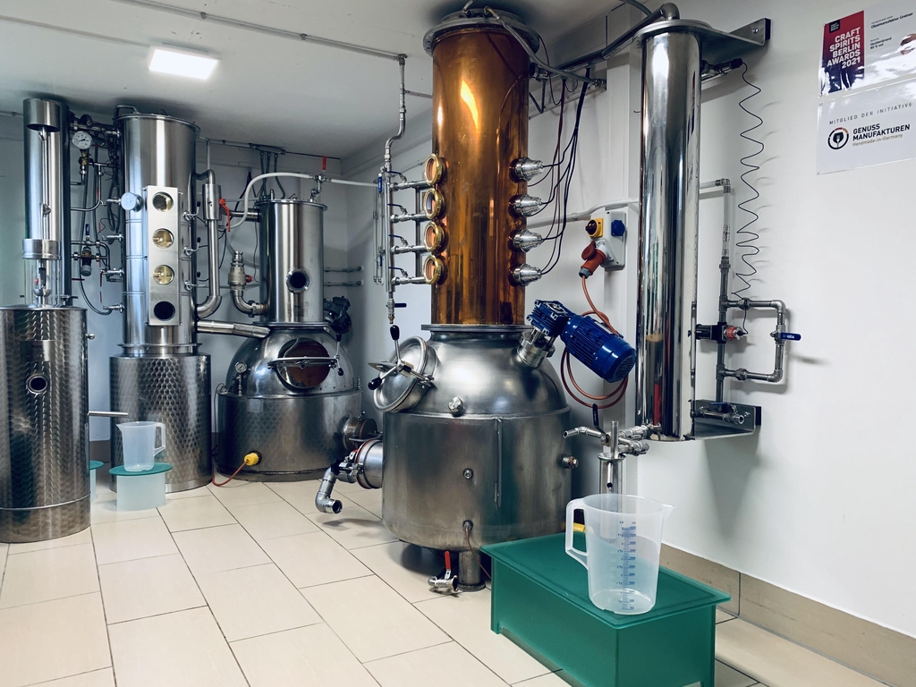 n unserer Obstmanufaktur Greiner beginnt alles mit der Natur. Auf unseren eigenen Obstanlagen und den traditionellen Streuobstwiesen wachsen die Früchte, die später zu unseren Edelbränden werden. Mit Geduld, Sorgfalt und viel Erfahrung pflegen wir unsere Bäume, beobachten das Reifen der Früchte und ernten sie genau im richtigen Moment.

In unserer landwirtschaftlichen Verschlussbrennerei verwandeln wir diese kostbaren Rohstoffe mit handwerklichem Können in Destillate der Spitzenklasse. Vom Einmaischen über die Destillation bis hin zur Reifung liegt jeder Schritt in unserer eigenen Hand.