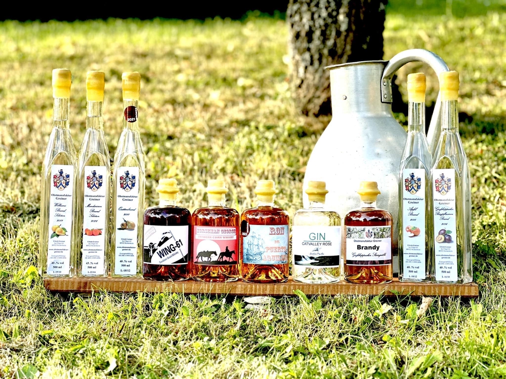 n unserer Obstmanufaktur Greiner beginnt alles mit der Natur. Auf unseren eigenen Obstanlagen und den traditionellen Streuobstwiesen wachsen die Früchte, die später zu unseren Edelbränden werden. Mit Geduld, Sorgfalt und viel Erfahrung pflegen wir unsere Bäume, beobachten das Reifen der Früchte und ernten sie genau im richtigen Moment.

In unserer landwirtschaftlichen Verschlussbrennerei verwandeln wir diese kostbaren Rohstoffe mit handwerklichem Können in Destillate der Spitzenklasse. Vom Einmaischen über die Destillation bis hin zur Reifung liegt jeder Schritt in unserer eigenen Hand.