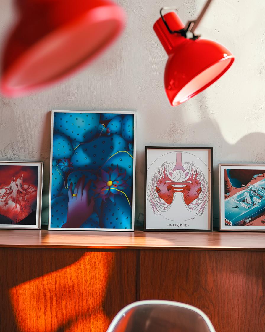 Illustrations pop créées par synopsies, encadrées de différentes tailles dans un salon.