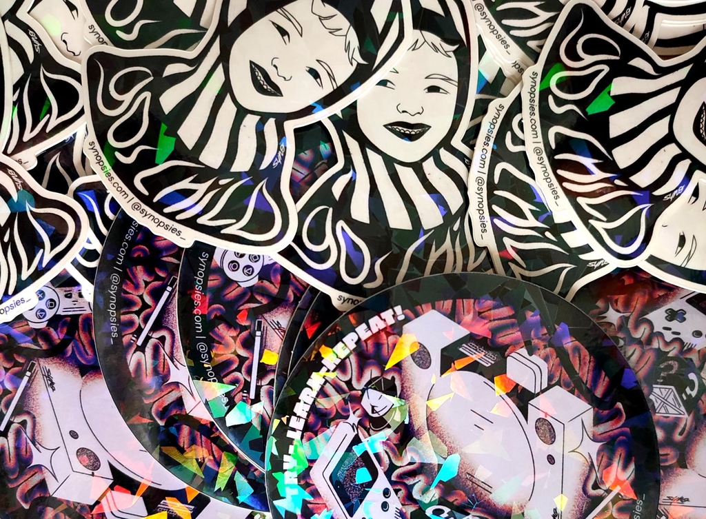 Gros plan sur les stickers illustrés créés par synopsies en hommage aux années 199