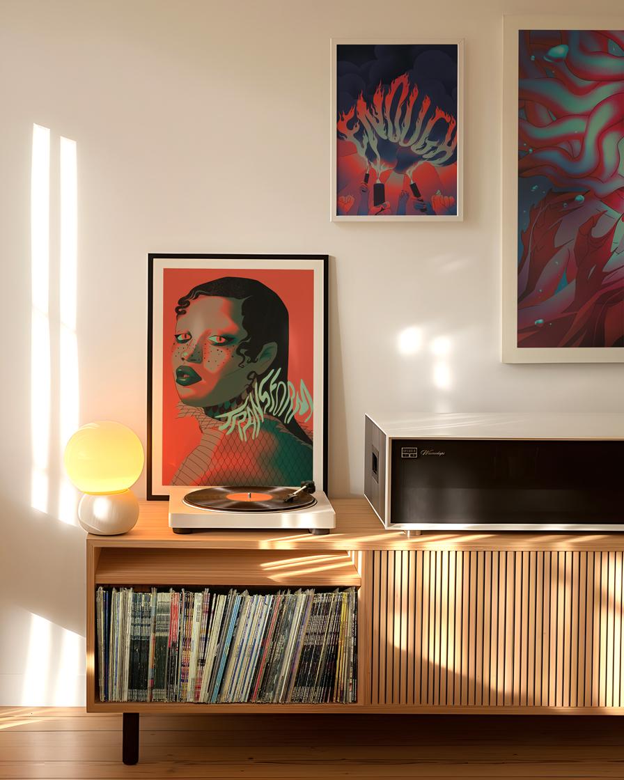 Photographie d'un salon dans lequel sont affichés des illustrations narratives et colorées créées par synopsies : "Transform", "Enough" et "Sous la peau, les monstres".