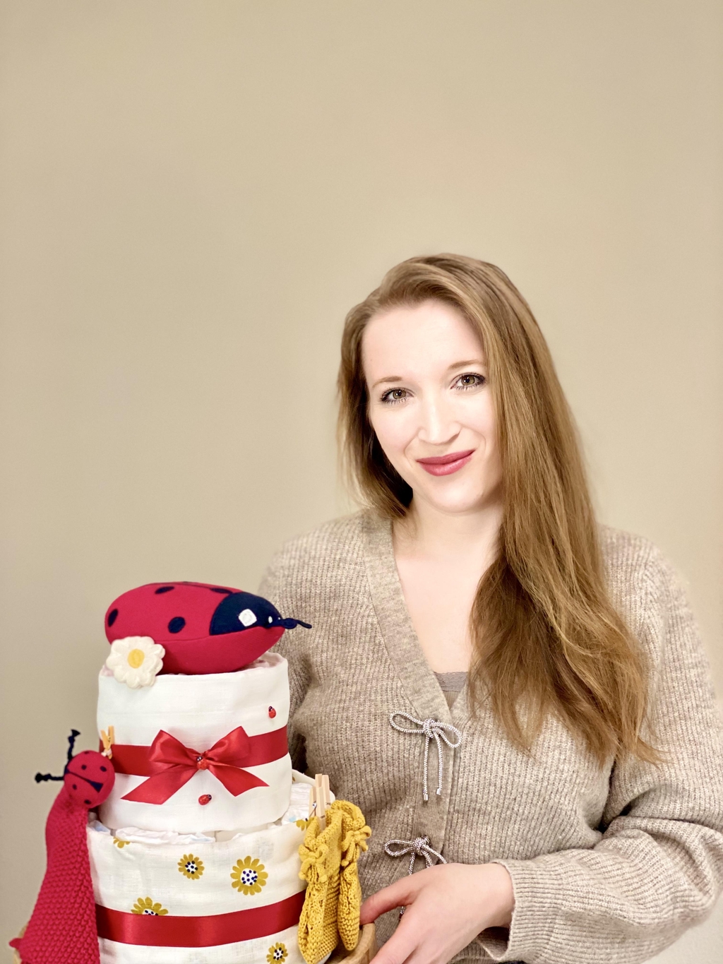 Kristina Salonnikov mit einer Marienkäfer-Windeltorte in der Hand.