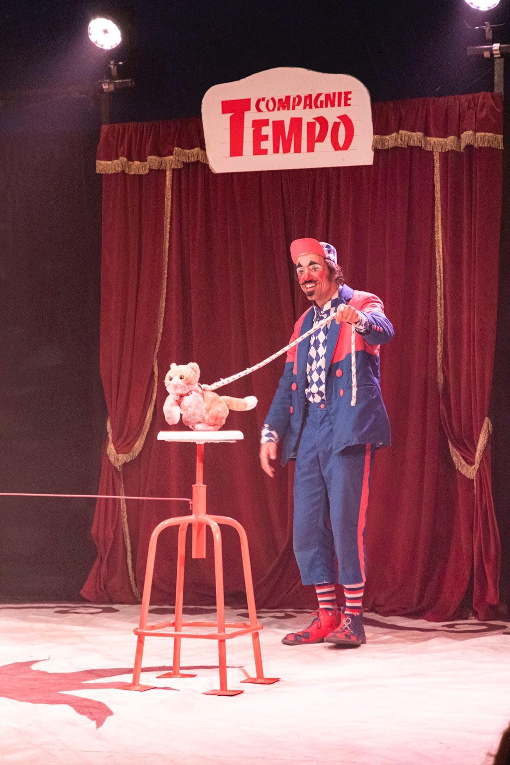 costumes pour clown rose et bleu : veste , chemise et pantalon

