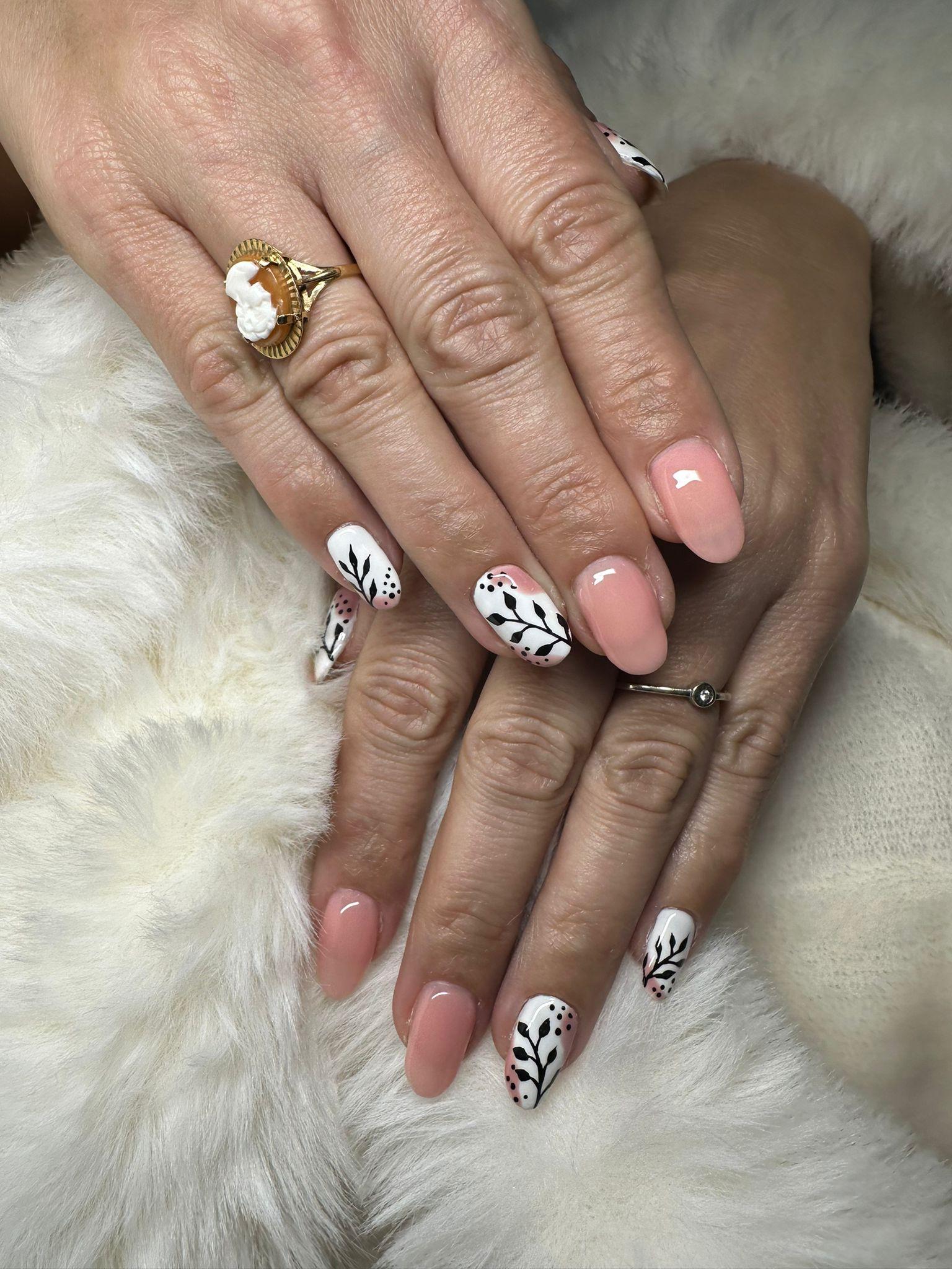 photo ongles couleur nude et blanc