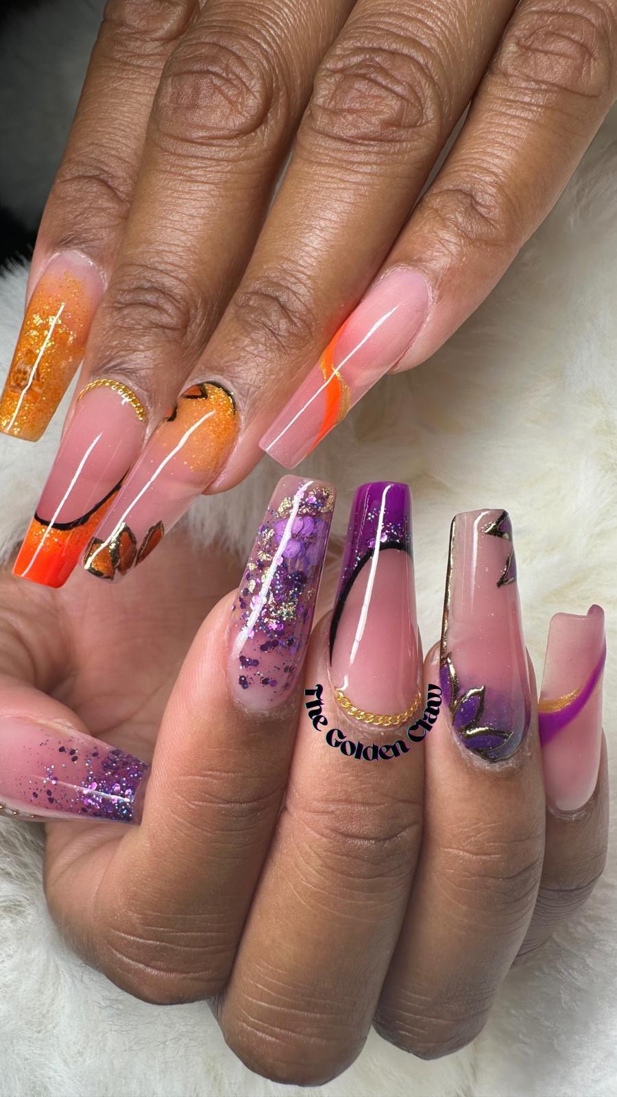 ongle long violet et orange avec des paillettes et des fleurs de la même couleur