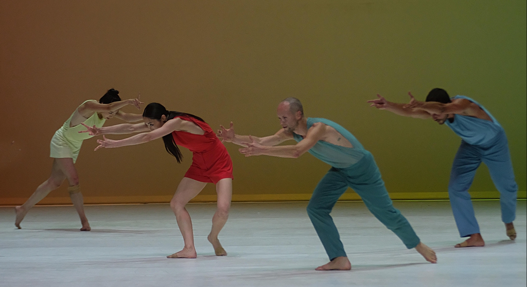 Ein farbenfrohes Bild mit tanzenden Menschen aus einer Choreographie der Berliner Tanzcompagnie Sasha Waltz & Guests