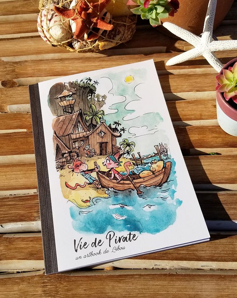 La couverture du livre "Vie de Pirate" par Libou, représentant un chat et un singe accostant sur une plage.