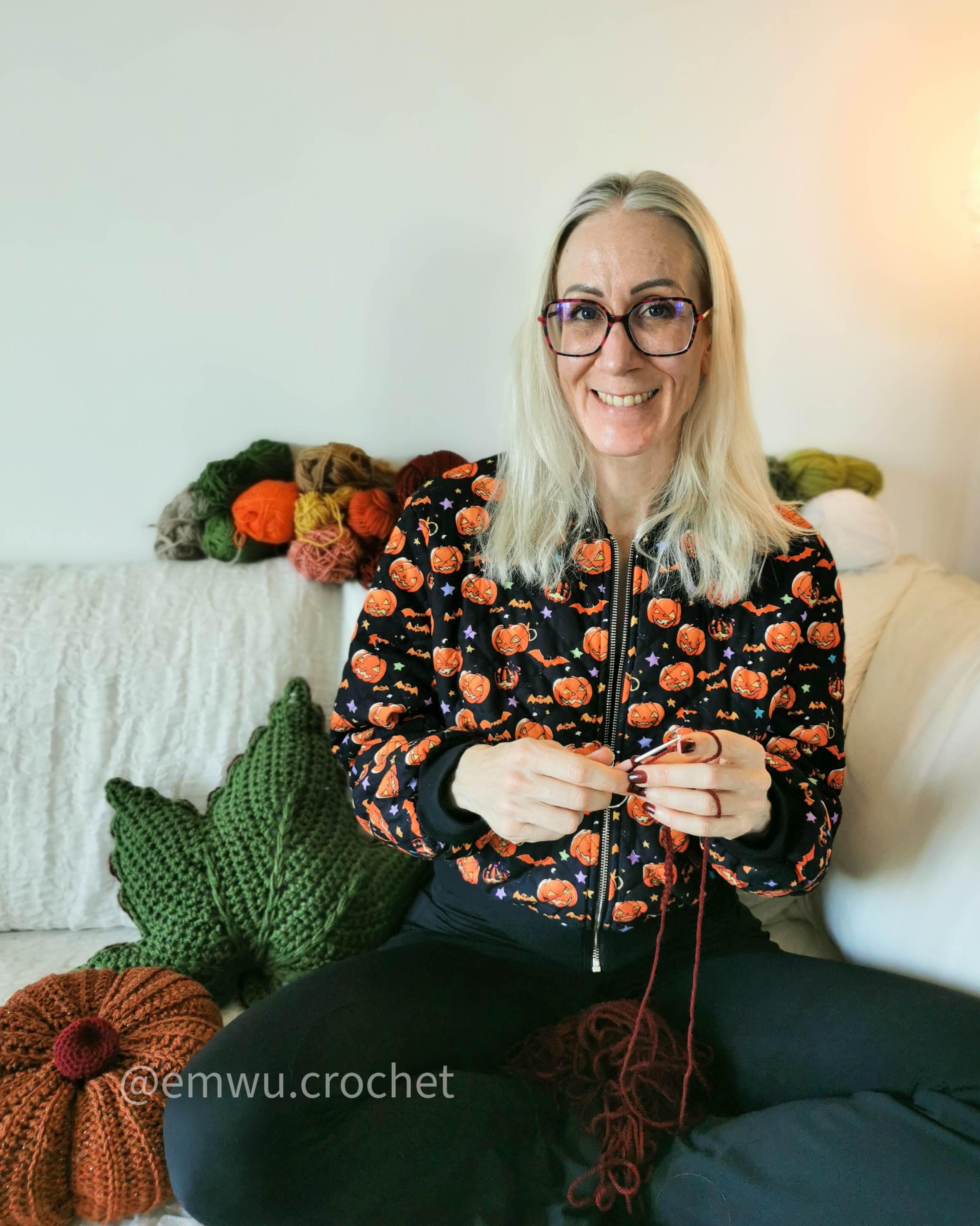 Créatrice Emwü en train de crocheter