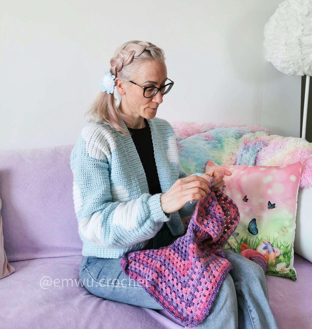 Créatrice Emwü en train de crocheter