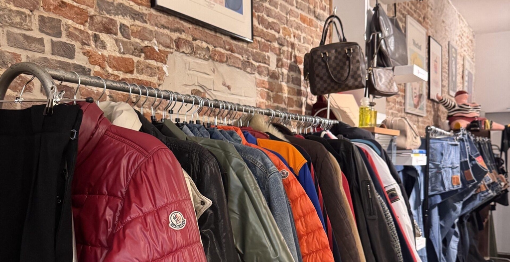 Tweedehands merkkleding en accessoires in de boetiek van BUDA11 in Kortrijk.