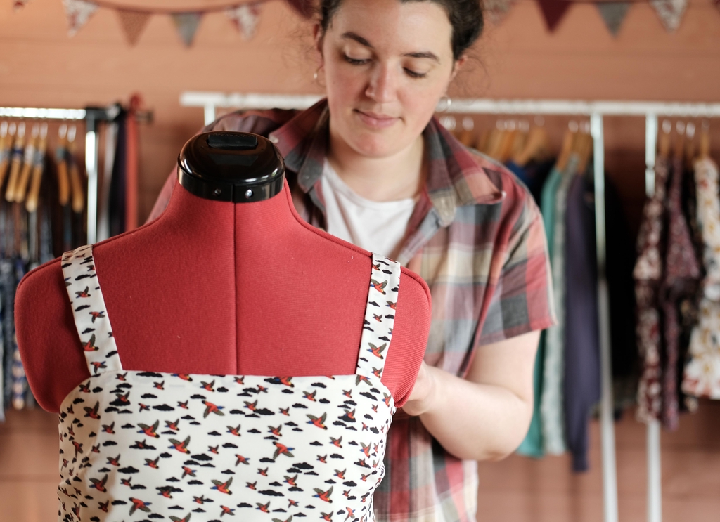 Manon Porre dans son atelier avec un vêtement sur un mannequin de couture