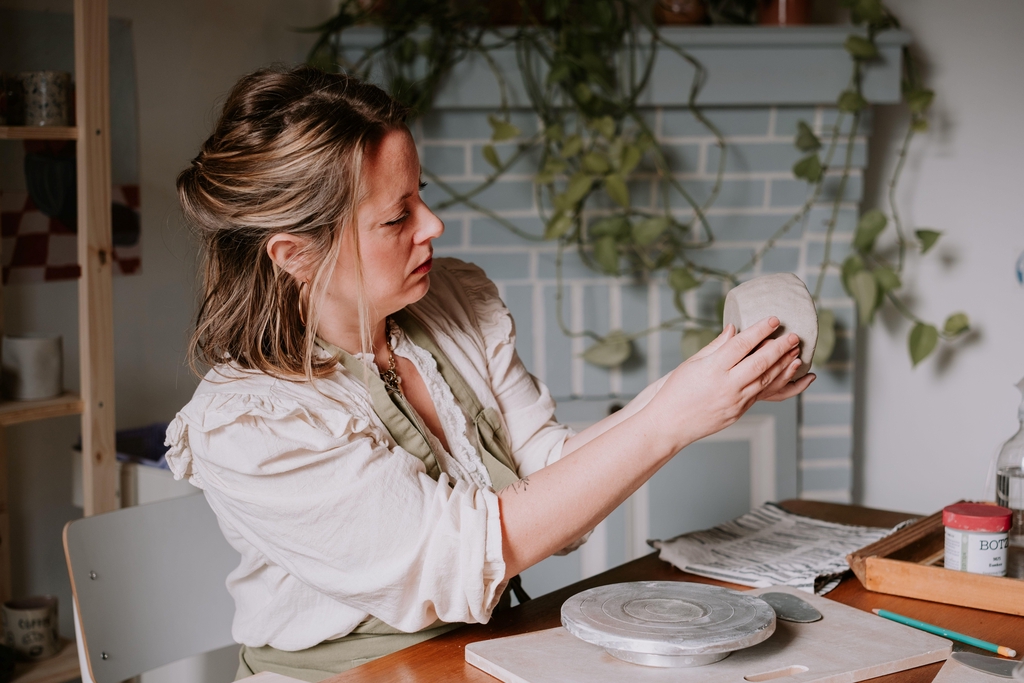 céramiques artisanales colorées et joyeuses