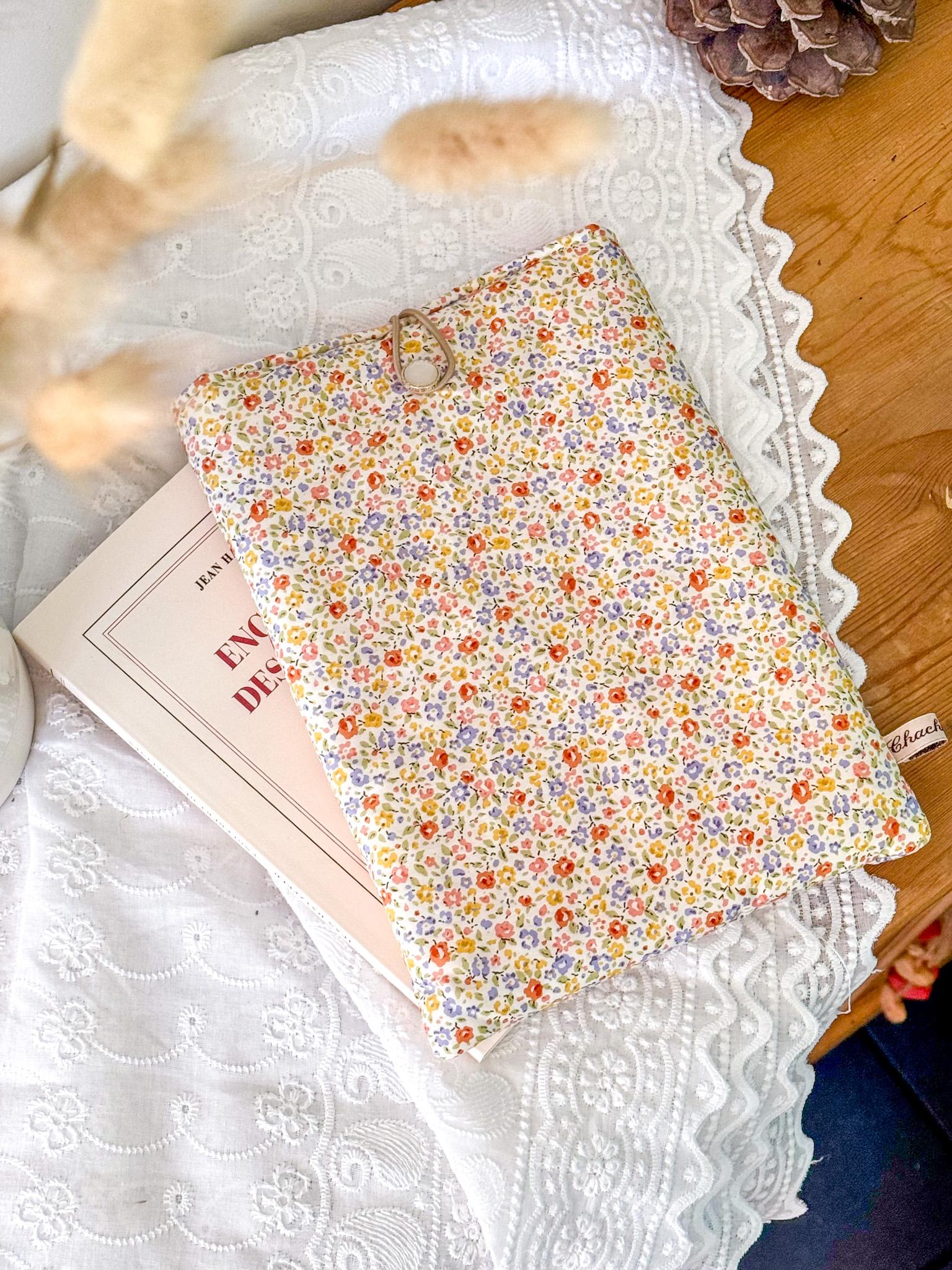 Pochette à livre boutonnée